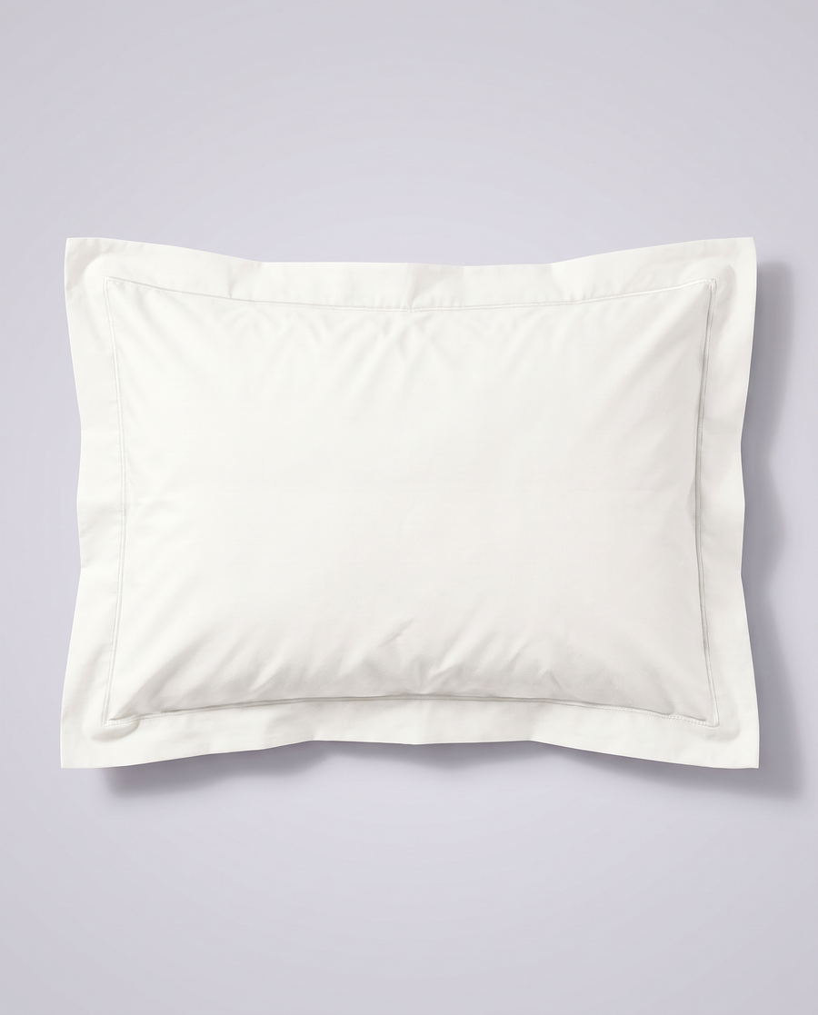 Taie d’oreiller en percale blanche personnalisable par broderie, à plat, sur fond gris studio
