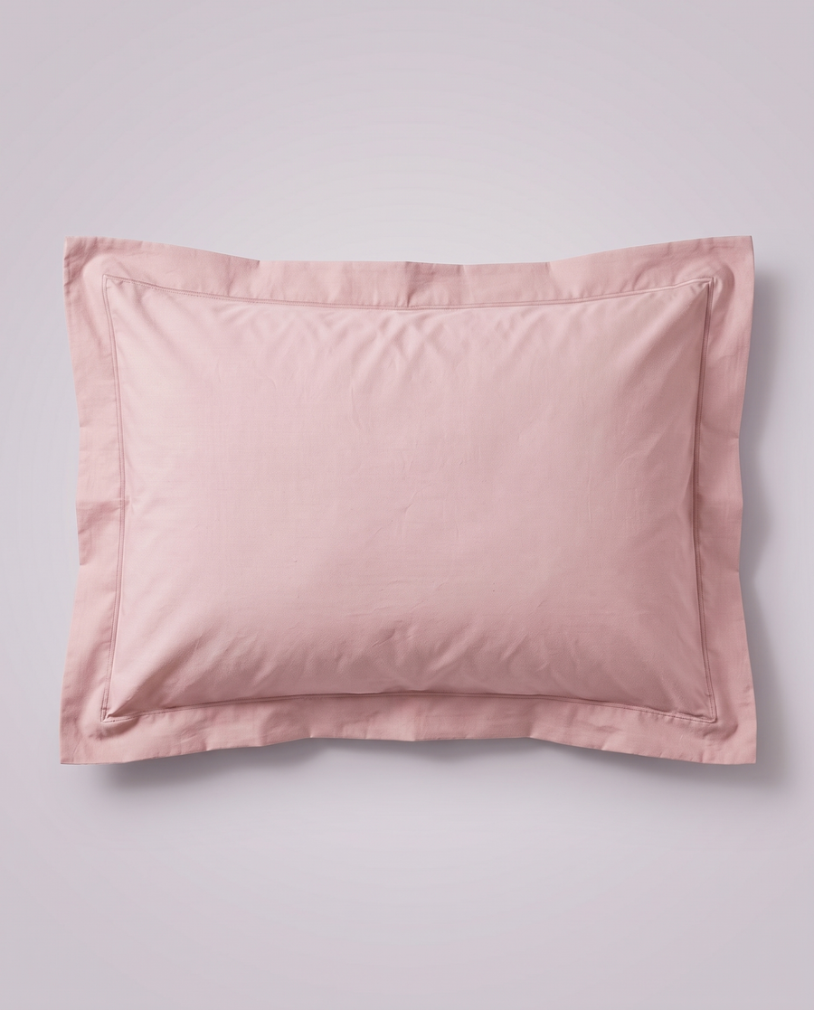 Taie d’oreiller en percale rose poudré personnalisable par broderie, à plat, sur fond gris studio