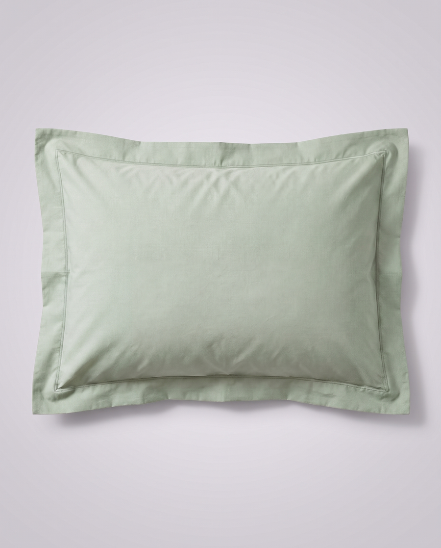 Taie d’oreiller en percale sauge personnalisable par broderie, à plat, sur fond gris studio
