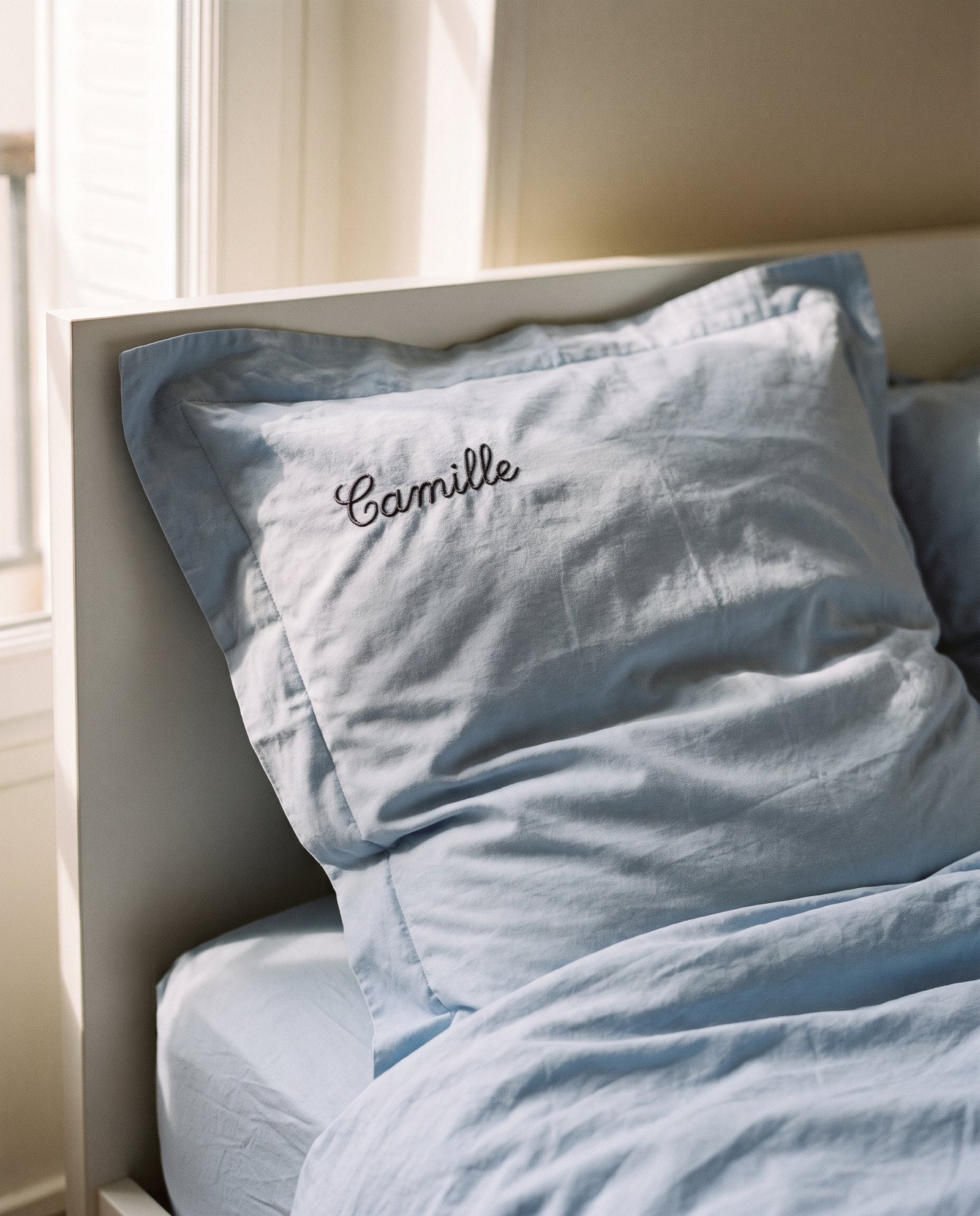 Taie d’oreiller bleu ciel brodée « Camille » en script