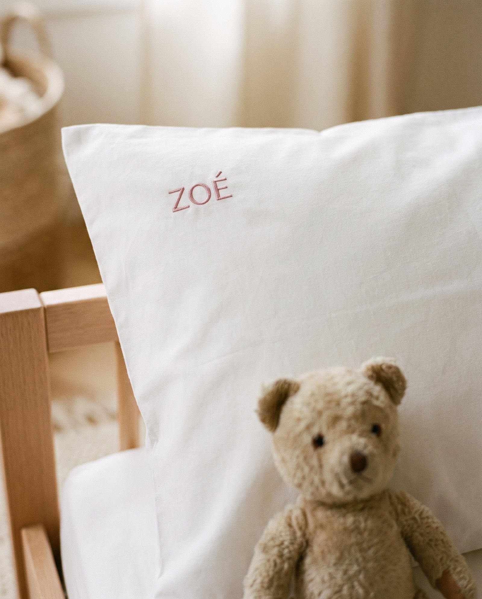 Taie d’oreiller blanche d’enfant brodée « ZOÉ » en capitales espacées, en haut à gauche
